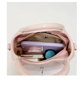 Dettaglio interno della borsa in pelle verniciata rosa, che mostra una grande capacità di stoccaggio.
