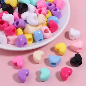 Perline in acrilico colorate a forma di cuore per creazione di gioielli fai da te e bracciali.