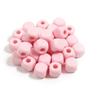 Cuentas cuadradas de acrilico rosa con grandes agujeros para pulseras hechas a mano.