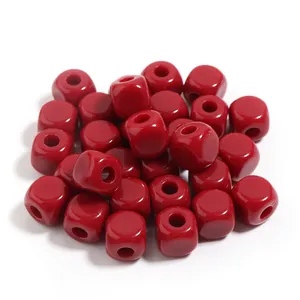 Vista detallada de cuentas cuadradas de acrílico rojo sólido para joyería artesanal.