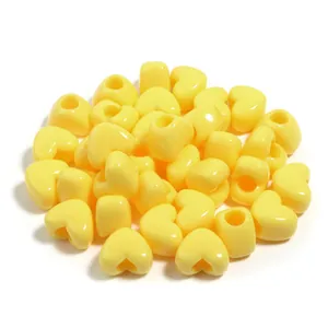 Perline in acrilico a cuore giallo per creare accessori fai-da-te e braccialetti artigianali.