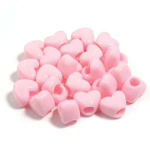 Perline di cuore in acrilico rosa con grandi fori per bracciali e catene per cellulari.