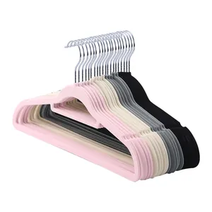 Grucce appendiabiti floccate multicolore con design antiscivolo e robusti ganci in metallo.