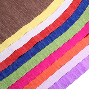 Rollo de papel crepé de colores para flores hechas a mano y decoración de regalos.