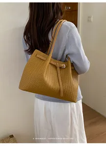 Minimalistische geflochtene Tragetasche für Damen, anspruchsvoller Retro-Stil Detail