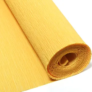 Vista detallada de un rollo de papel crepé amarillo, ideal para manualidades y regalos.