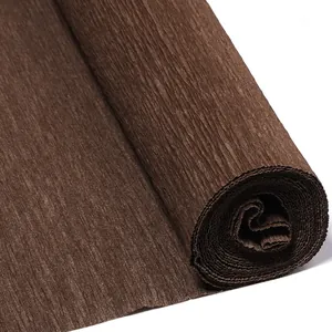 Primer plano detallado del rollo de papel crepé marrón oscuro con arrugas y texturas finas.