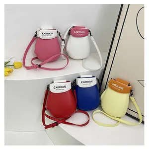 Detailopname van schattige mini crossbodytassen in de vorm van bokshandschoenen in kleur.