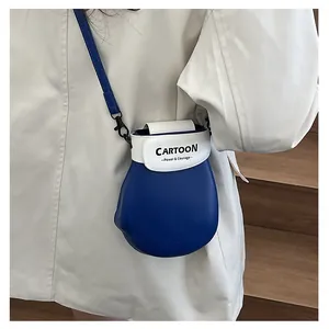 Gedetailleerd overzicht van de schattige mini-schoudertas in bokshandschoen blauw wit.
