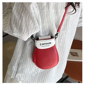 Gedetailleerd overzicht van schattige mini boks handschoen crossbody tas in rood wit.