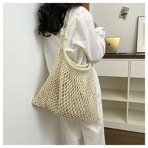 Detalle de bolso tote de macramé crema tejido para un estilo casual de playa