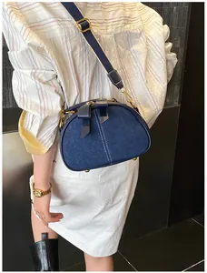 Dunkleblaue Jeans-Umhängetasche mit Kontrastnähten, Schleifendetail und breitem Gurt für den Alltag.