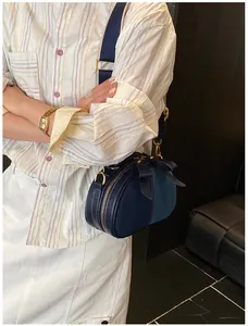 Elegante Jeans Patchwork Umhängetasche mit modischem Schleifendesign für den Alltag.