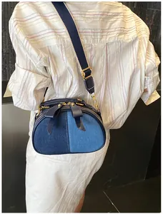 Jeans Patchwork Umhängetasche Detailansicht, blaue Crossover Tasche mit süßer Schleife.