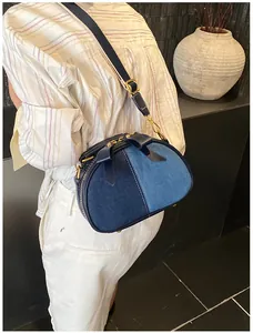 Schickes Denim-Patchwork-Umhängetasche Detailbild mit stilvoller Schleife und eleganter Hardware.