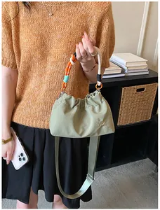 Sac à main tissé coloré tendance avec bandoulière pour femmes élégant sac de tous les jours