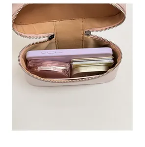 Gedetailleerde binnenkant van roze vanity box tas met ruimte voor telefoon en make-up