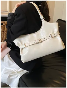 Elegante witte glanzende kunstlederen schoudertas met zilverkleurige riemgesp detail