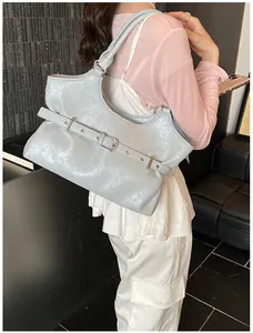 Detailweergave van lichtgrijze kunstlederen tote bag met riemgesp