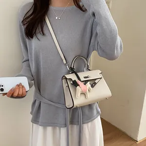 Dames handtas stijlvolle schoudertas modieuze crossbody tas met hanger voor dagelijks gebruik