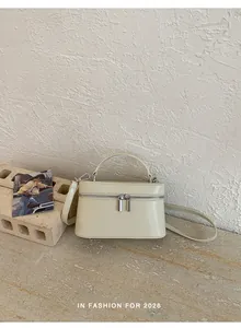 Elegante crèmekleurige box handtas met zilveren dubbele ritssluiting voor dames