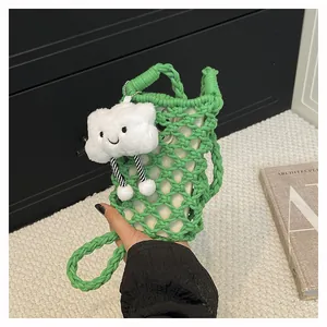 Grüne gewebte Häkel-Handy Tasche mit süßem Plüsch-Wolkenelement, lässige Umhängetasche.