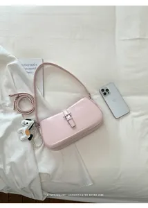 Sac sous le bras rose minimaliste avec un charmant chien et une chaîne de perles
