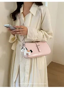 Sac sous le bras rose élégant pour femme avec breloque cheval et détail chaîne de perles