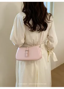 Vue détaillée du sac porté épaule rose minimaliste, élégant sac baguette de ville pour femme.