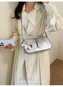 Sac bandoulière métallisé argenté avec breloque cheval, accessoire minimaliste élégant