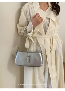 Sac porté épaule métallisé argenté, design élégant sous les bras avec boucle tendance.