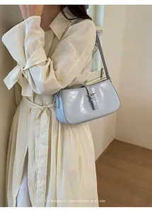 Sac à épaule minimaliste en cuir verni pour femmes, sac à main rétro chic pour le travail.