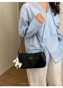 Sac porté épaule noir minimaliste avec charm cheval chic, sac à main tendance pour femmes chic.