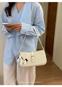 Détails du sac porté épaule minimaliste en synthétique avec charm cheval et boucle chic.