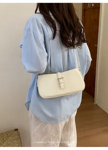 Sac à épaule minimaliste rétro pour femme, élégant sac bandoulière en cuir synthétique avec boucle.