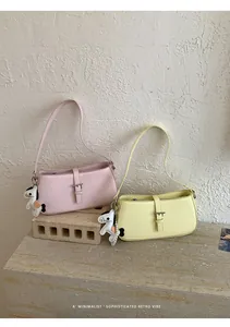 Sacs à bandoulière minimalistes pastel rose et jaune sur des blocs de pierre rétro