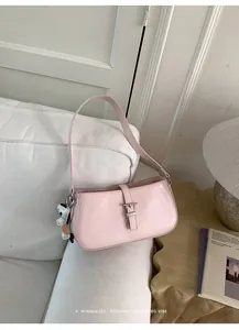 Sac à bandoulière rose minimaliste élégant avec boucle argentée et breloque ours