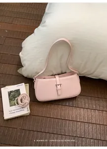 Sac sous le bras rose sophistiqué dans un décor de style de vie minimaliste chic