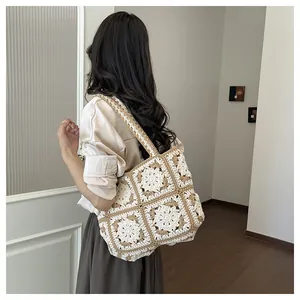 Rückansicht eines Models mit einer quadratischen Vintage-Häkeltasche aus Stroh