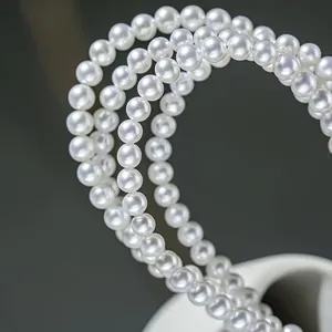 Gros plan d'un collier de perles d'eau douce naturelles avec un lustre très élégant.