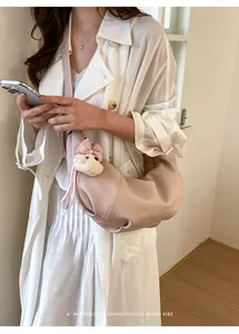 Chic croissant shoulder bag for women, trendy PU leather crescent handbag for daily commute.