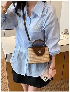 Vue détaillée de ce sac bandoulière en paille tissée avec rabat en cuir marron