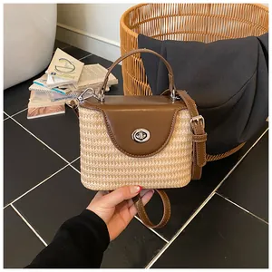 Sac seau en paille tressée à la main avec rabat en cuir brun pour vacances à la plage