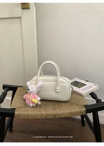 Sac à main bowling rétro minimaliste avec pendentif peluche mignon, sac quotidien chic et élégant.