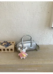 Sac à main bowling métallisé argenté avec pendentif en peluche, sac bandoulière rétro en PU.