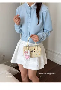 Elegante bolso de mano pequeño con lunares para mujer con un lindo amuleto de conejito
