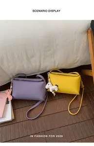 Borse a tracolla minimaliste in pelle martellata lavanda e giallo con ciondoli animali.