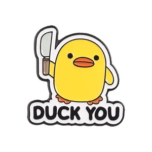 Broche de pato amarillo divertido pin esmaltado con cuchillo y texto