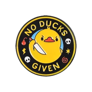 Divertido broche de pato amarillo con cuchillo insignia de esmalte No Ducks Given