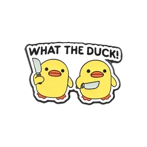 Pin de esmalte divertido WHAT THE DUCK con patos de dibujos animados sosteniendo cuchillos.